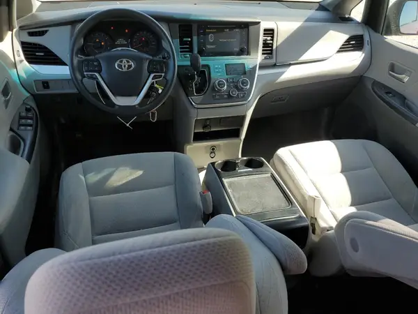 5TDKZ3DC9HS879429 2017 TOYOTA SIENNA - Image 8