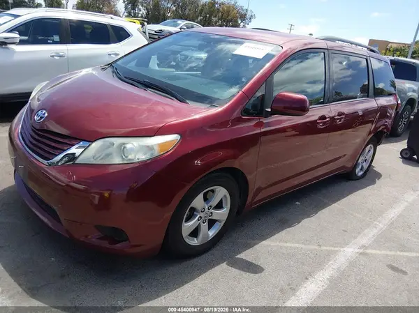 5TDKZ3DC9HS880533 2017 TOYOTA SIENNA - Image 2