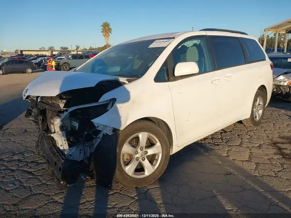 5TDKZ3DC9HS880712 2017 TOYOTA SIENNA - Image 2