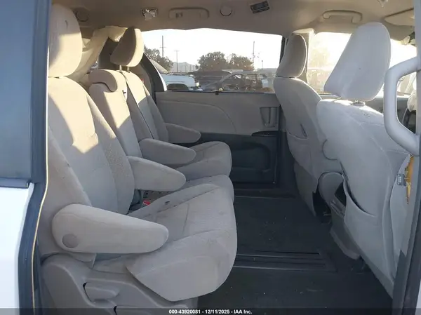 5TDKZ3DC9HS880712 2017 TOYOTA SIENNA - Image 8