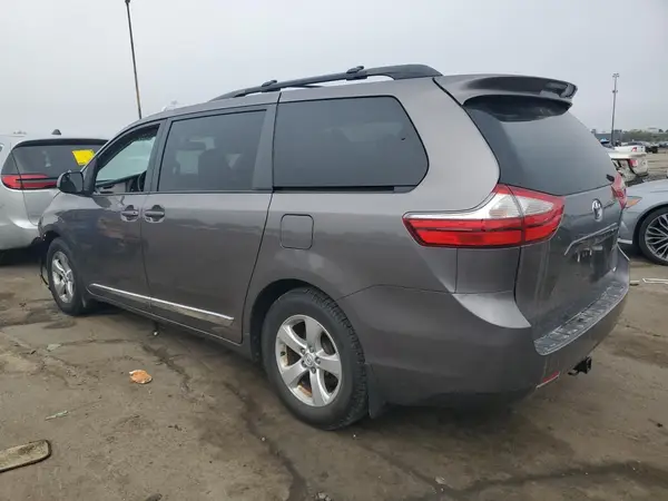 5TDKZ3DC9HS882895 2017 TOYOTA SIENNA - Image 2