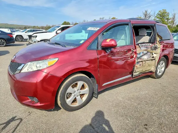 5TDKZ3DC9HS884520 2017 TOYOTA SIENNA - Image 1