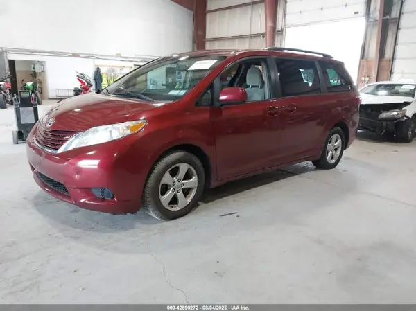 5TDKZ3DC9HS884601 2017 TOYOTA SIENNA - Image 2