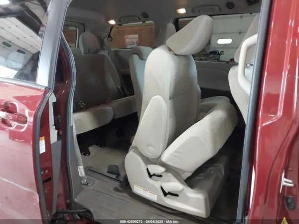 5TDKZ3DC9HS884601 2017 TOYOTA SIENNA - Image 8