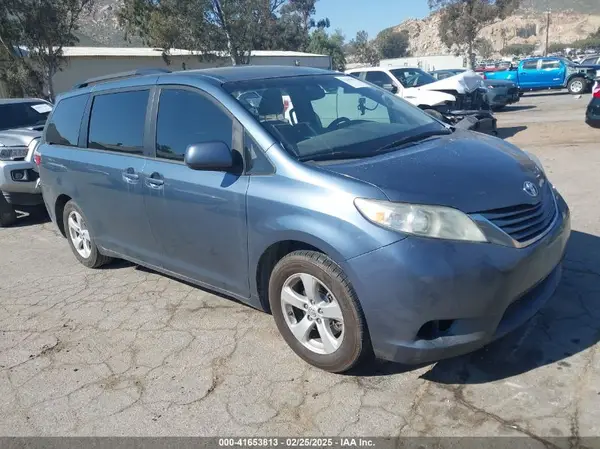 5TDKZ3DC9HS889023 2017 TOYOTA SIENNA - Image 1