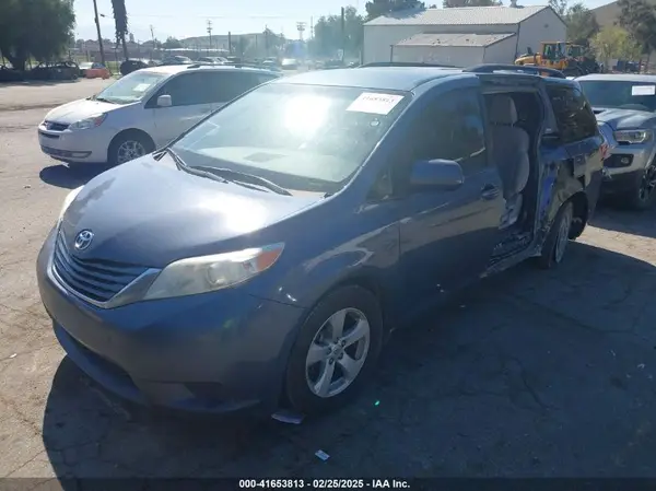 5TDKZ3DC9HS889023 2017 TOYOTA SIENNA - Image 2