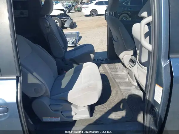 5TDKZ3DC9HS889023 2017 TOYOTA SIENNA - Image 8