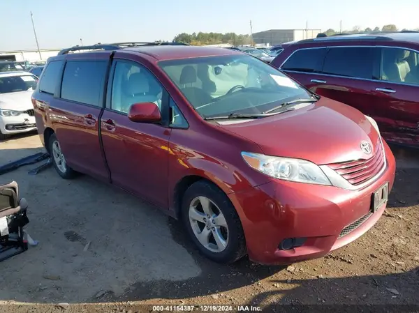 5TDKZ3DC9HS890902 2017 TOYOTA SIENNA - Image 1