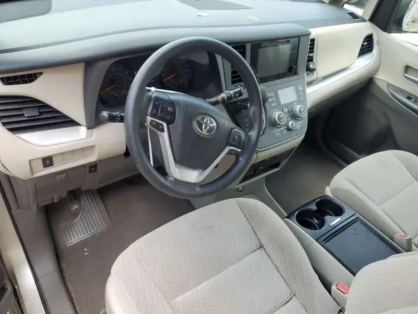5TDKZ3DC9HS890978 2017 TOYOTA SIENNA - Image 8