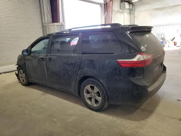 5TDKZ3DC9HS892486 2017 TOYOTA SIENNA - Image 2