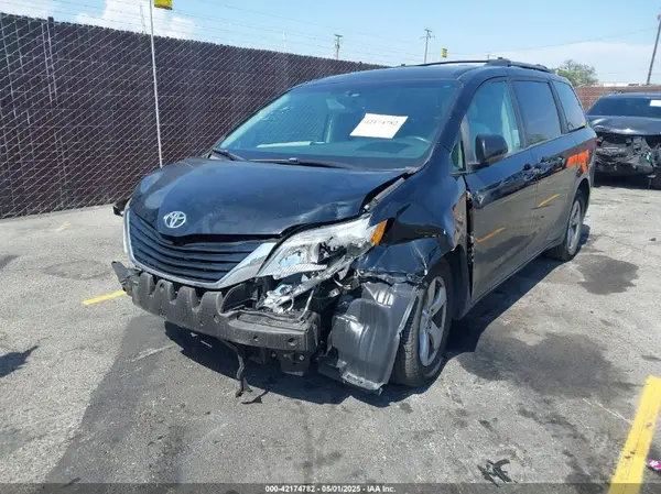 5TDKZ3DC9HS893427 2017 TOYOTA SIENNA - Image 2