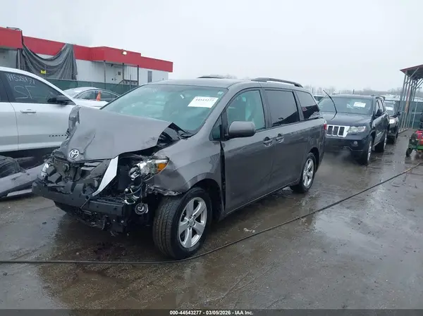 5TDKZ3DC9HS898028 2017 TOYOTA SIENNA - Image 2