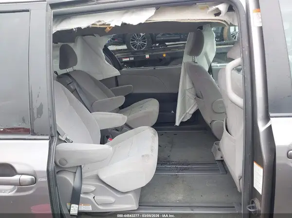 5TDKZ3DC9HS898028 2017 TOYOTA SIENNA - Image 8