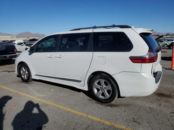 5TDKZ3DC9JS902181 2018 TOYOTA SIENNA - Image 2