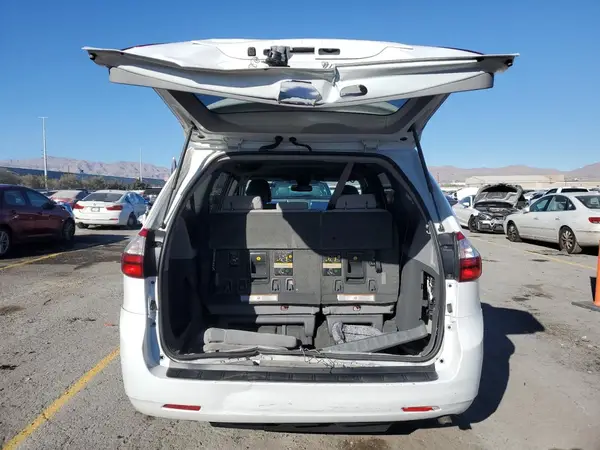2018 TOYOTA SIENNA auction photo 6