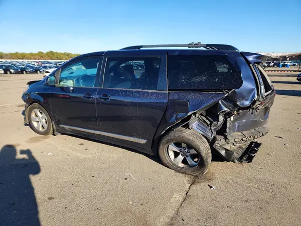 5TDKZ3DC9JS903671 2018 TOYOTA SIENNA - Image 2