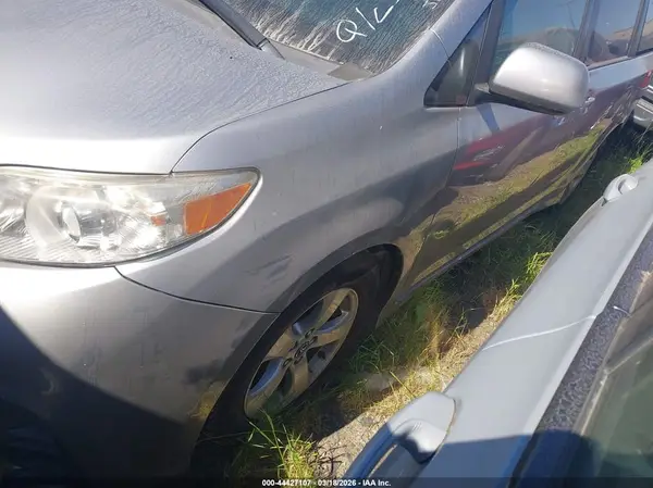 5TDKZ3DC9JS904335 2018 TOYOTA SIENNA - Image 2