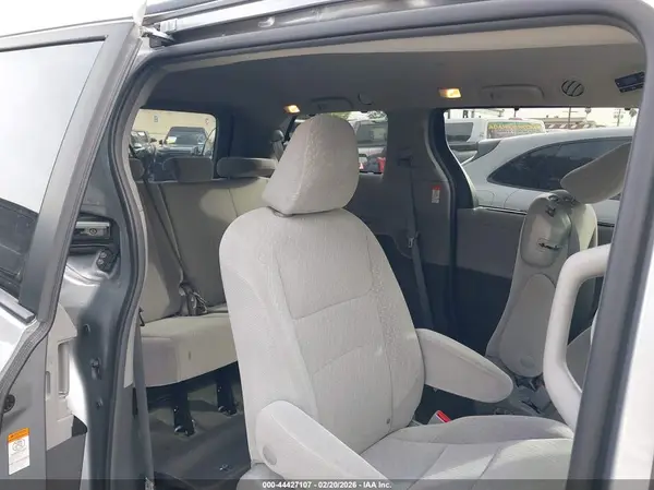 5TDKZ3DC9JS904335 2018 TOYOTA SIENNA - Image 8