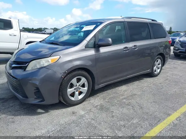 5TDKZ3DC9JS904433 2018 TOYOTA SIENNA - Image 2
