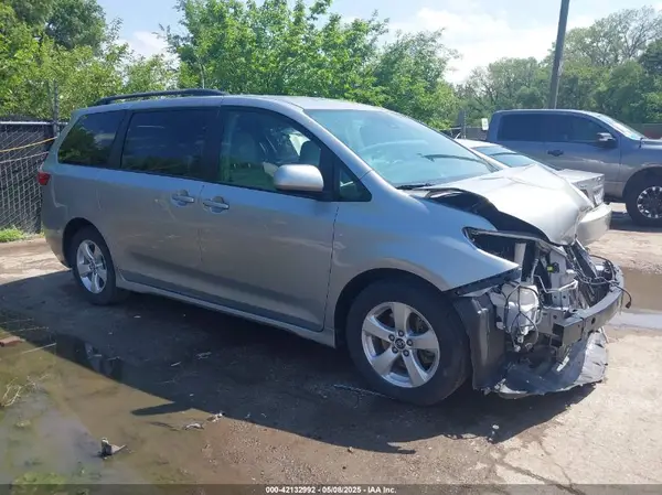 5TDKZ3DC9JS904884 2018 TOYOTA SIENNA - Image 1
