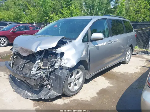 5TDKZ3DC9JS904884 2018 TOYOTA SIENNA - Image 2