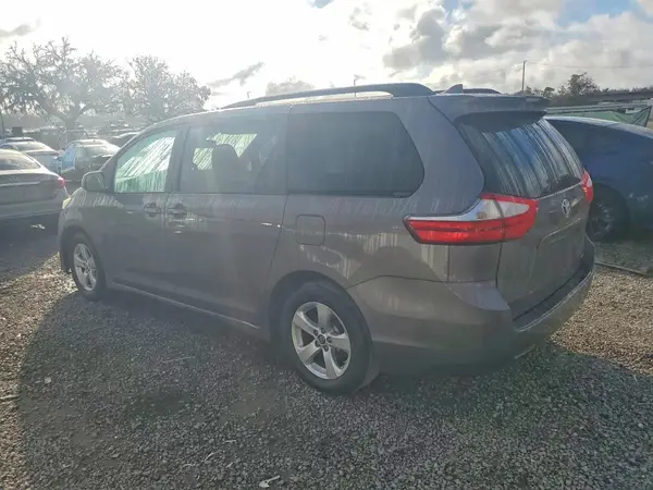 5TDKZ3DC9JS906246 2018 TOYOTA SIENNA - Image 2
