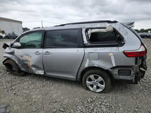 5TDKZ3DC9JS908093 2018 TOYOTA SIENNA - Image 2