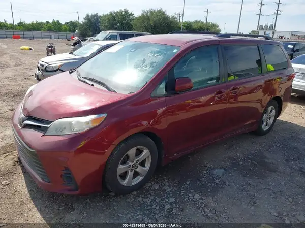 5TDKZ3DC9JS908806 2018 TOYOTA SIENNA - Image 2