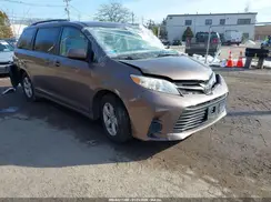 5TDKZ3DC9JS910944 2018 TOYOTA SIENNA