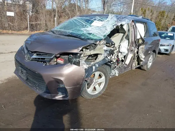 5TDKZ3DC9JS910944 2018 TOYOTA SIENNA - Image 2