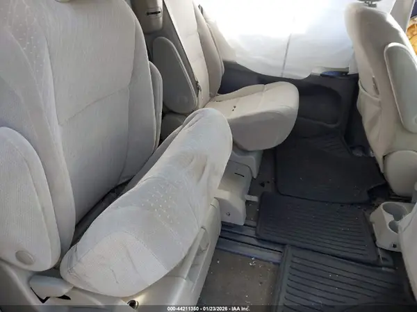 5TDKZ3DC9JS910944 2018 TOYOTA SIENNA - Image 8