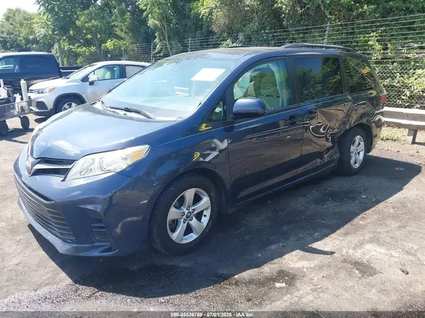 5TDKZ3DC9JS913083 2018 TOYOTA SIENNA - Image 2