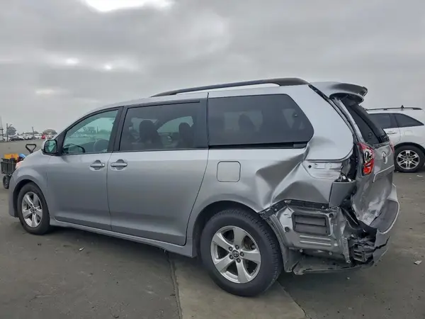 5TDKZ3DC9JS915366 2018 TOYOTA SIENNA - Image 2