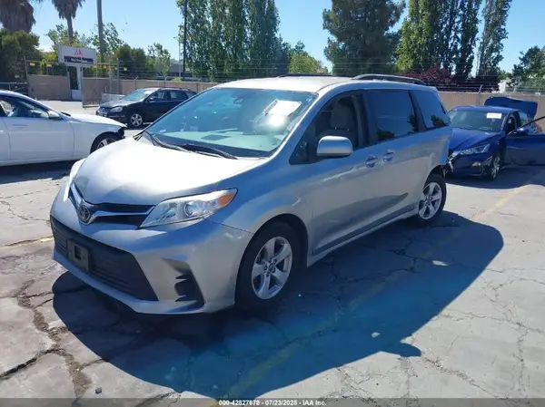 5TDKZ3DC9JS915870 2018 TOYOTA SIENNA - Image 2