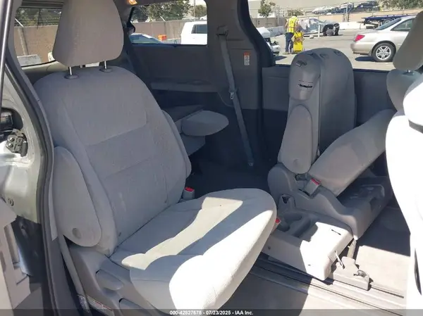 5TDKZ3DC9JS915870 2018 TOYOTA SIENNA - Image 8