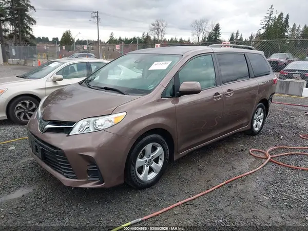 5TDKZ3DC9JS917540 2018 TOYOTA SIENNA - Image 2