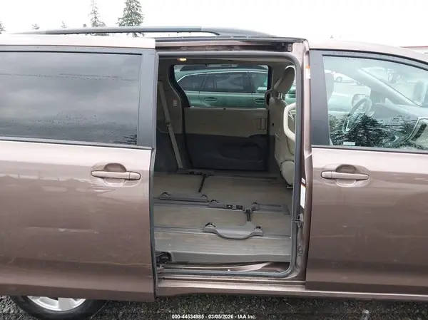 5TDKZ3DC9JS917540 2018 TOYOTA SIENNA - Image 8