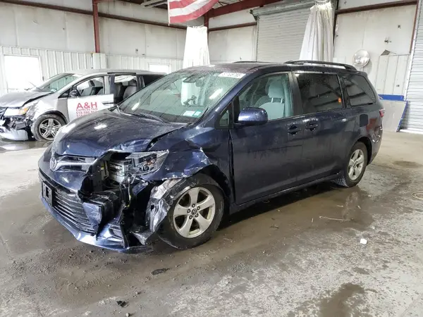 5TDKZ3DC9JS919210 2018 TOYOTA SIENNA - Image 1