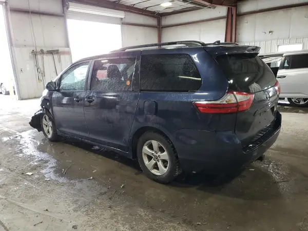 5TDKZ3DC9JS919210 2018 TOYOTA SIENNA - Image 2