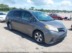 5TDKZ3DC9JS919580 2018 TOYOTA SIENNA