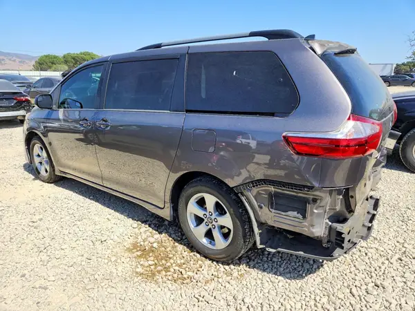 5TDKZ3DC9JS920616 2018 TOYOTA SIENNA - Image 2