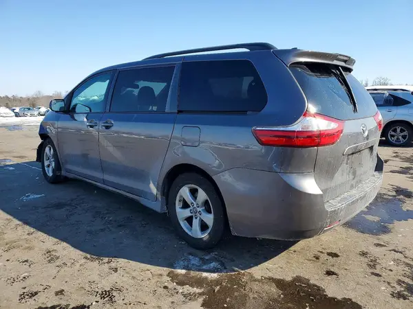 5TDKZ3DC9JS921927 2018 TOYOTA SIENNA - Image 2