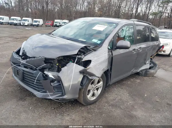 5TDKZ3DC9JS923662 2018 TOYOTA SIENNA - Image 2