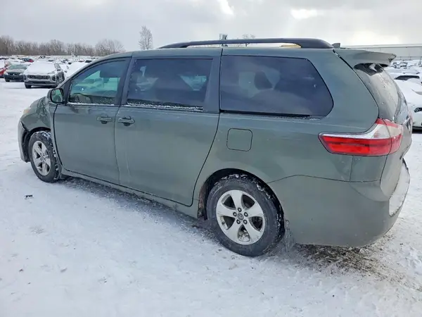5TDKZ3DC9JS923788 2018 TOYOTA SIENNA - Image 2