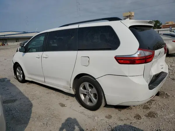 5TDKZ3DC9JS926772 2018 TOYOTA SIENNA - Image 2