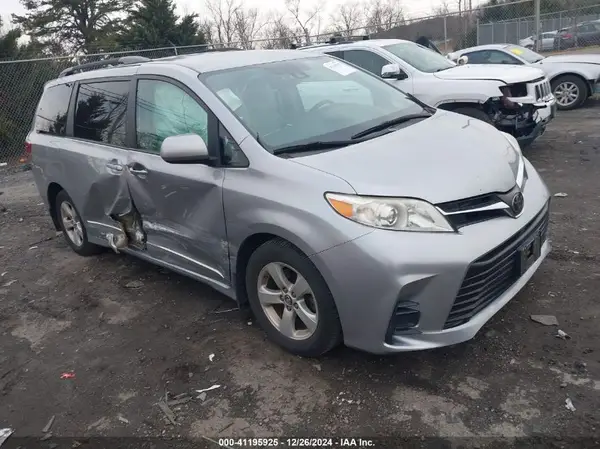 5TDKZ3DC9JS928344 2018 TOYOTA SIENNA - Image 1