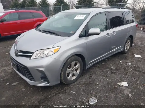 5TDKZ3DC9JS928344 2018 TOYOTA SIENNA - Image 2