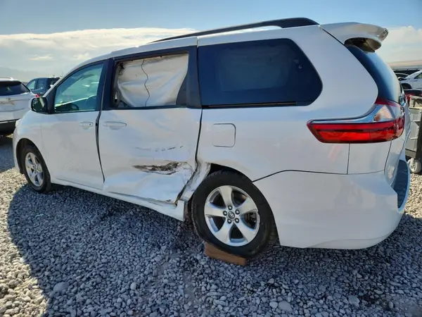 5TDKZ3DC9JS929445 2018 TOYOTA SIENNA - Image 2
