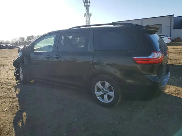 5TDKZ3DC9JS933480 2018 TOYOTA SIENNA - Image 2
