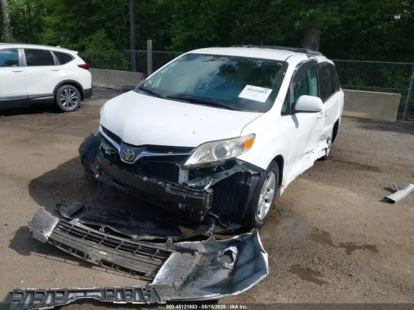 5TDKZ3DC9JS939750 2018 TOYOTA SIENNA - Image 2